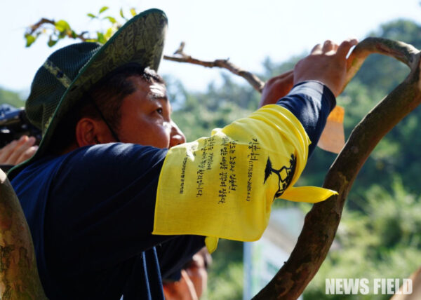 추모목에 소원지를 걸고 있는 조합원