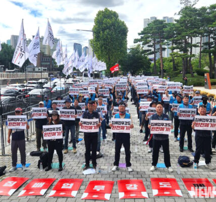 2025년 9월 13일, 서울 용산 대통령실 앞에서 열린 ‘전국민주우체국본부 전 조합원 결의대회’ 참가자들이 우정사업본부의 ‘집배업무강도’ 시스템 폐기와 집배원들의 산업재해 감소를 촉구하고 있다.