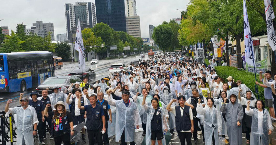 2025년 9월 16일 서울 삼각지역 11번 출구 앞에서 열린 공공운수노조 국민건강보험고객센터지부 총파업 결의대회에서 조합원들이 5년째 지연되고 있는 정규직 전환 합의 이행을 촉구하고 있다.