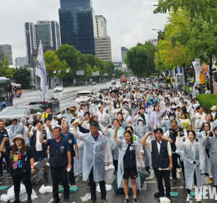 2025년 9월 16일 서울 삼각지역 11번 출구 앞에서 열린 공공운수노조 국민건강보험고객센터지부 총파업 결의대회에서 조합원들이 5년째 지연되고 있는 정규직 전환 합의 이행을 촉구하고 있다.