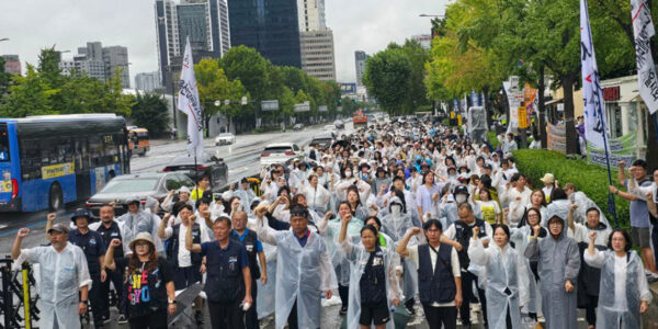 2025년 9월 16일 서울 삼각지역 11번 출구 앞에서 열린 공공운수노조 국민건강보험고객센터지부 총파업 결의대회에서 조합원들이 5년째 지연되고 있는 정규직 전환 합의 이행을 촉구하고 있다.