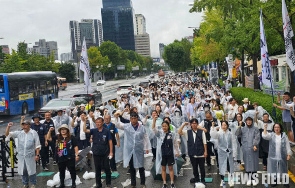 2025년 9월 16일 서울 삼각지역 11번 출구 앞에서 열린 공공운수노조 국민건강보험고객센터지부 총파업 결의대회에서 조합원들이 5년째 지연되고 있는 정규직 전환 합의 이행을 촉구하고 있다.