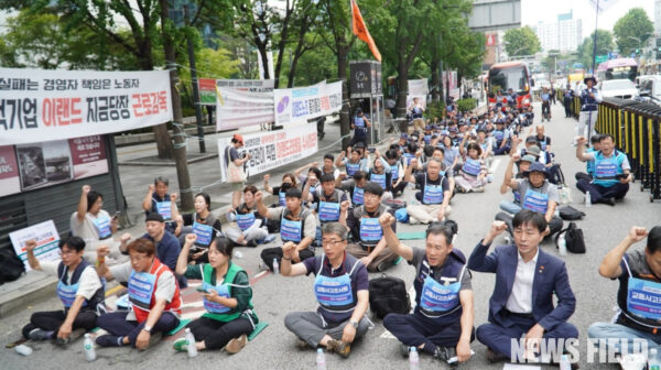 2025년 9월 16일, 전국사무금융서비스노동조합 삼성화재애니카지부 등 관계자들이 서울고용노동청 앞에서 교통사고 조사원의 산재보험 적용을 촉구하며 기자회견을 하고 거리 행진에 나섰다. 이들은 이 투쟁을 통해 삼성화재를 비롯한 보험사들이 교통사고 조사원들을 위험한 노동 환경에 내몰고 있음을 지적하고, 정부와 국회에 제도 개선을 촉구했다.