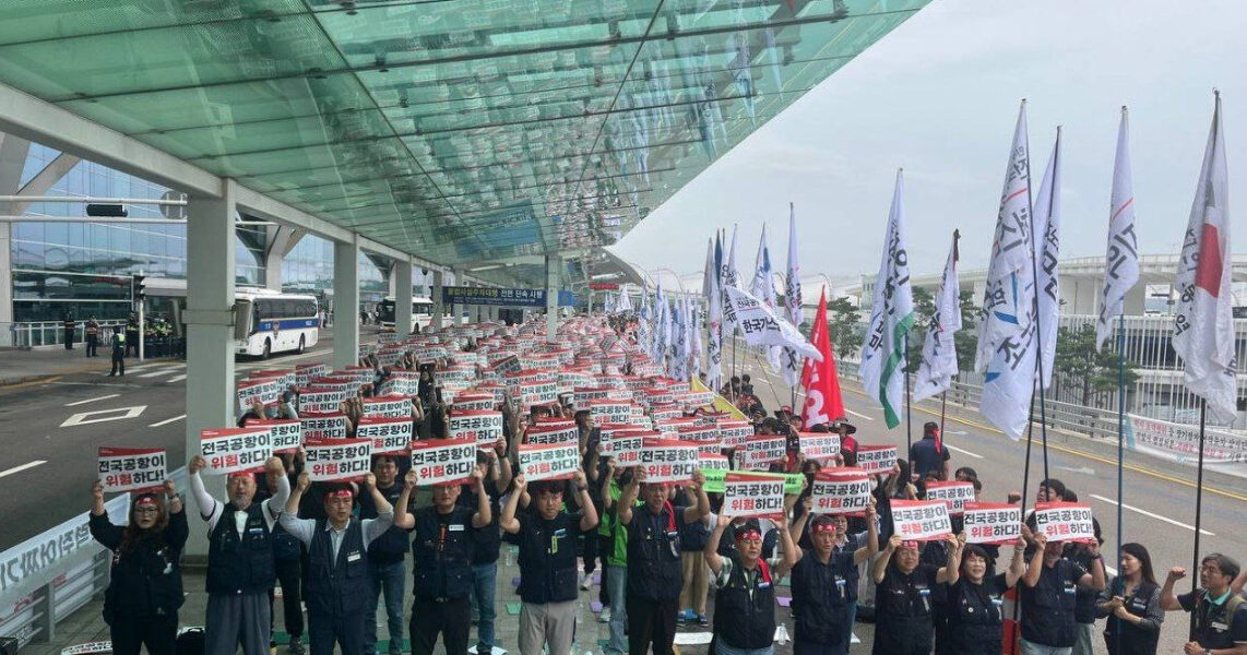 2025년 9월 19일, 인천국제공항 제2터미널에서 개최된 '9·19 전국공항노동자연대 총파업대회' 참가자들이 인력 충원, 교대제 개편 등 안전한 공항을 위한 요구사항을 주장하며 구호를 외쳤다.