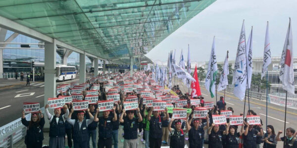 2025년 9월 19일, 인천국제공항 제2터미널에서 개최된 '9·19 전국공항노동자연대 총파업대회' 참가자들이 인력 충원, 교대제 개편 등 안전한 공항을 위한 요구사항을 주장하며 구호를 외쳤다.