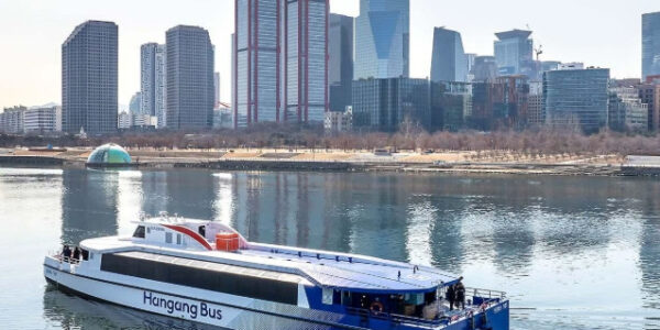 더불어민주당 백승아 원내대변인은 한강버스 운항 중단 사태와 관련해 서울시의 정책 실패를 비판하며 전면 감사를 촉구했다. 이 사업이 '출퇴근용'이라는 본래 목적에 부합하지 않고, 예산 낭비 및 특혜 의혹까지 제기돼 논란이 커지고 있다. © 서울시