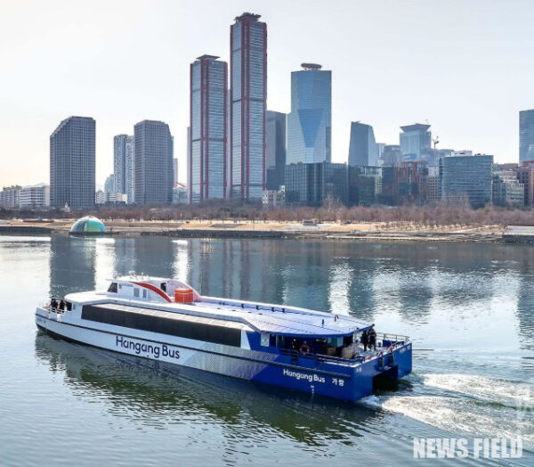 더불어민주당 백승아 원내대변인은 한강버스 운항 중단 사태와 관련해 서울시의 정책 실패를 비판하며 전면 감사를 촉구했다. 이 사업이 '출퇴근용'이라는 본래 목적에 부합하지 않고, 예산 낭비 및 특혜 의혹까지 제기돼 논란이 커지고 있다. © 서울시