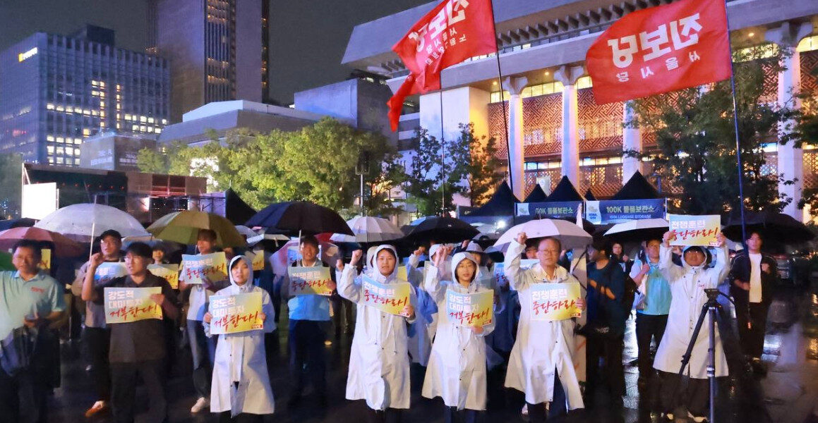 2025년 9월 19일 서울 광화문 미 대사관 앞에서 진보당 관계자들이 ‘NO 트럼프! 외환 약탈 투자 강요 거부한다!’ 정당연설회를 개최하며, 미국의 무리한 투자 요구에 맞서 국민적 저항을 호소하고 있다.