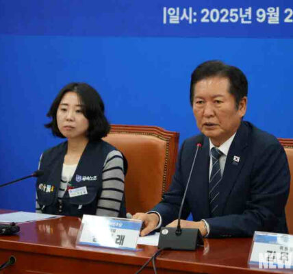 정청래 더불어민주당 대표가 25일 오전 서울 여의도 국회에서 열린 외국인 투자기업 노동자 보호 제도 개선 특별위원회 출범식에서 발언하고 있다. 왼쪽은 고용승계를 요구하며 600일간 고공농성을 이어갔던 박정혜 한국옵티칼하이테크 수석부지회장 모습.