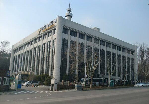 서초경찰서가 대우건설 자회사 대우에스티의 오피스텔 불법 분양 혐의에 대해 '혐의없음' 불송치 결정을 내렸다. 경찰의 수사 결과는 분양 광고 미배포와 자재 하향 변경 등 명백한 증거와 법원 판례를 외면하고 피의자 측 주장만 받아들였다는 논란에 휩싸였다. 사진=서초경찰서 제공.