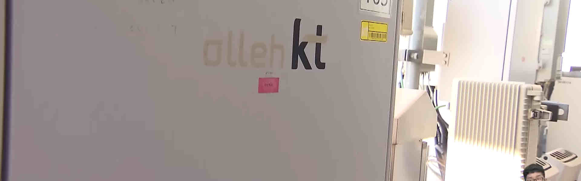 KT에서 발생한 소액결제 피해 사태와 관련해 참여연대가 KT의 늑장 대처와 정부의 솜방망이 규제를 강하게 비판했다. 참여연대는 이번 사태의 원인을 외부 해커 탓으로만 돌리지 말고, KT를 포함한 통신사 전반의 보안 취약점을 전수조사해야 한다고 촉구했다.© SBS