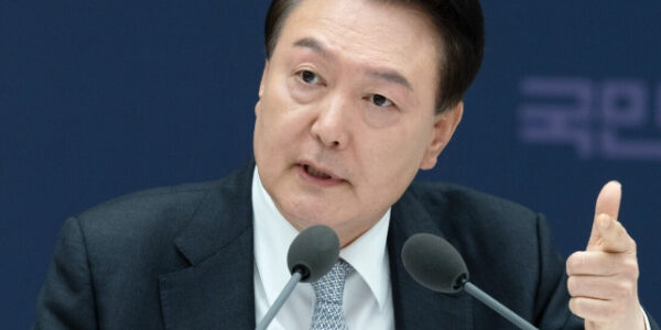 국민연금 기금운용위원회 회의에서 윤석열 정부의 5개 부처 당연직 위원 출석률이 28.4%에 불과하여 기금 운용 의사결정의 공백 우려가 제기됐다. 동시에 민간 위촉직 위원 두 자리가 약 2년간 공석이었던 사실이 드러나면서 기금 운용의 책임성 및 독립성에 대한 재검토가 필요한 상황이다. 사진=윤석열 전 대통령. 대통령실 제공.