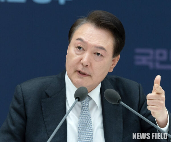 국민연금 기금운용위원회 회의에서 윤석열 정부의 5개 부처 당연직 위원 출석률이 28.4%에 불과하여 기금 운용 의사결정의 공백 우려가 제기됐다. 동시에 민간 위촉직 위원 두 자리가 약 2년간 공석이었던 사실이 드러나면서 기금 운용의 책임성 및 독립성에 대한 재검토가 필요한 상황이다. 사진=윤석열 전 대통령. 대통령실 제공.