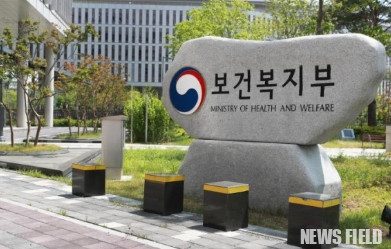 2024 보건복지백서가 국회에서 감사 요구가 의결된 시점에 맞춰 발간 절차를 진행, 의대 정원 확대 추진을 주요 성과로 기록했으나 의료 공백 등 현안은 누락해 논란이 확산됐다. 서영석 의원은 감사 중인 사안을 성과로 포장한 것은 국민 기만이라며, 복지부의 왜곡된 기술에 대한 해명을 강력히 요구했다.