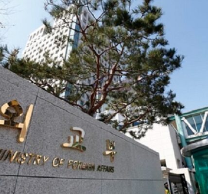 외무공무원 자녀 181명의 복수국적 현황 중 미국 국적자가 67%에 달해 특정 국가 편중이 심각한 것으로 나타났다. 이에 이재정 의원은 외교 업무가 특혜로 인식되지 않도록 외교부가 제도적 보완책을 마련해야 한다고 촉구했다.