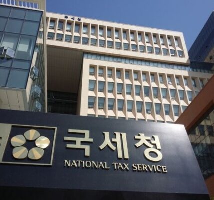 국세청 임직원 358명이 최근 5년간 징계를 받았으며, 이 중 성 접대, 부정 셀프 환급 등 조세행정의 신뢰를 무너뜨리는 심각한 비위 행위가 다수 포함된 것으로 나타났다. 국회 진성준 의원은 이러한 부정행위에 대해 국세청의 엄정한 대처를 촉구했다.