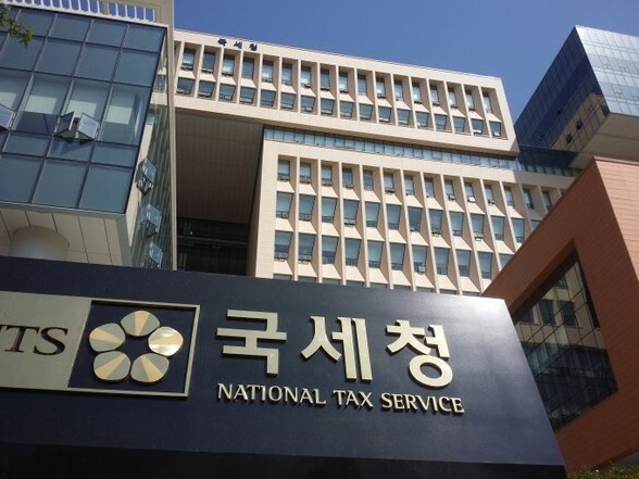 국세청 임직원 358명이 최근 5년간 징계를 받았으며, 이 중 성 접대, 부정 셀프 환급 등 조세행정의 신뢰를 무너뜨리는 심각한 비위 행위가 다수 포함된 것으로 나타났다. 국회 진성준 의원은 이러한 부정행위에 대해 국세청의 엄정한 대처를 촉구했다.