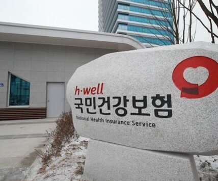 최근 5년간 건강보험료 환급금 221억 원이 시효 완성으로 소멸됐으며, 올해 8월 말 기준 미지급된 환급금은 1,278억 원에 달해 자동 지급 시스템 도입 등 근본적 구조 개선이 요구된다. 현재의 집중 지급 기간 지급률과 전자고지 열람률이 모두 저조한 상황에서, 환급금을 가입자 신청 없이 자동으로 지급하는 방안을 모색해야 한다는 지적이 나왔다. 사진=AI 이미지