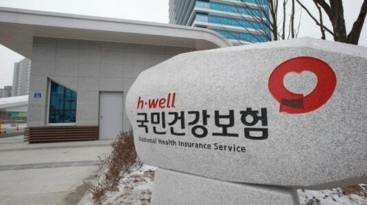 최근 5년간 건강보험료 환급금 221억 원이 시효 완성으로 소멸됐으며, 올해 8월 말 기준 미지급된 환급금은 1,278억 원에 달해 자동 지급 시스템 도입 등 근본적 구조 개선이 요구된다. 현재의 집중 지급 기간 지급률과 전자고지 열람률이 모두 저조한 상황에서, 환급금을 가입자 신청 없이 자동으로 지급하는 방안을 모색해야 한다는 지적이 나왔다. 사진=AI 이미지