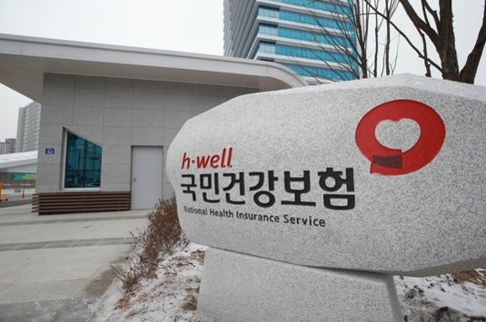 최근 5년간 건강보험료 환급금 221억 원이 시효 완성으로 소멸됐으며, 올해 8월 말 기준 미지급된 환급금은 1,278억 원에 달해 자동 지급 시스템 도입 등 근본적 구조 개선이 요구된다. 현재의 집중 지급 기간 지급률과 전자고지 열람률이 모두 저조한 상황에서, 환급금을 가입자 신청 없이 자동으로 지급하는 방안을 모색해야 한다는 지적이 나왔다. 사진=AI 이미지