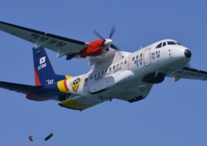 해양경찰의 핵심 전력인 해상 초계기 추가 도입이 14년째 멈춰 서 노후화와 가동률 저하 문제가 심화되고 있으며, 이로 인해 독도를 포함한 동해 지역 등 해상 치안 공백 우려가 커지고 있다. 해경이 초계기 도입 목표 대수를 상향했음에도 실제 예산 요청은 없었던 점이 확인돼, 국회에서는 해경의 적극적인 예산 반영 노력을 촉구하고 나섰다.