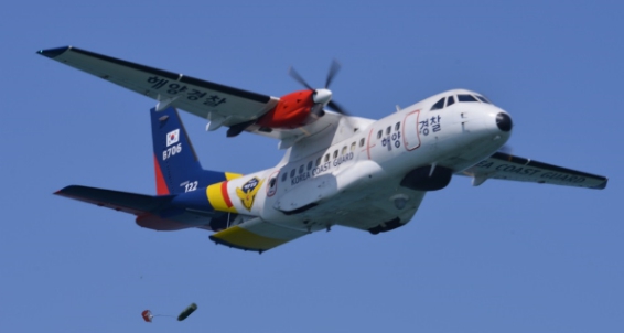 해양경찰의 핵심 전력인 해상 초계기 추가 도입이 14년째 멈춰 서 노후화와 가동률 저하 문제가 심화되고 있으며, 이로 인해 독도를 포함한 동해 지역 등 해상 치안 공백 우려가 커지고 있다. 해경이 초계기 도입 목표 대수를 상향했음에도 실제 예산 요청은 없었던 점이 확인돼, 국회에서는 해경의 적극적인 예산 반영 노력을 촉구하고 나섰다.