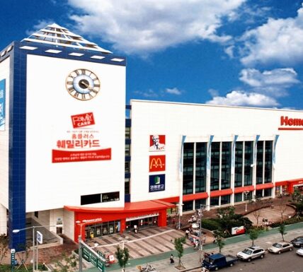 홈플러스의 청산 위기가 가락시장 거래액의 30%에 달하는 연간 1조8,813억 원 규모의 국산 농축산물 판매 공백을 초래하며 유통대란 및 독과점 심화 우려를 낳고 있다. 송옥주 의원은 이에 정부와 농협 협력을 통한 '포스트 홈플러스' 대책 수립과 지역농협의 수도권 판매장 설립 규제 완화를 촉구했다.