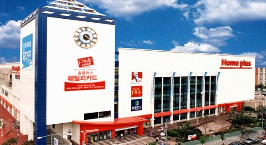 홈플러스의 청산 위기가 가락시장 거래액의 30%에 달하는 연간 1조8,813억 원 규모의 국산 농축산물 판매 공백을 초래하며 유통대란 및 독과점 심화 우려를 낳고 있다. 송옥주 의원은 이에 정부와 농협 협력을 통한 '포스트 홈플러스' 대책 수립과 지역농협의 수도권 판매장 설립 규제 완화를 촉구했다.