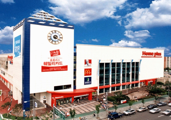 홈플러스의 청산 위기가 가락시장 거래액의 30%에 달하는 연간 1조8,813억 원 규모의 국산 농축산물 판매 공백을 초래하며 유통대란 및 독과점 심화 우려를 낳고 있다. 송옥주 의원은 이에 정부와 농협 협력을 통한 '포스트 홈플러스' 대책 수립과 지역농협의 수도권 판매장 설립 규제 완화를 촉구했다.