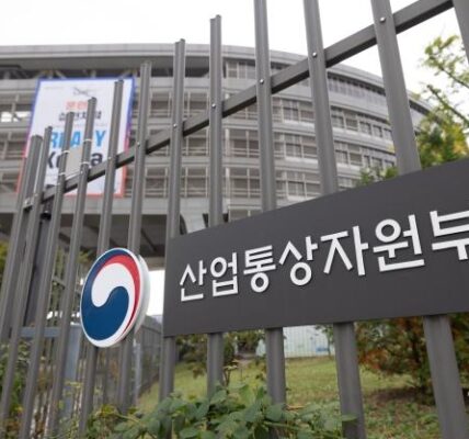 산업부 공무원들은 최근 3년간 2억 8,400만원의 외부 수입을 올렸으며, 이 과정에서 공무원 행동강령상 의무인 외부활동 수입 신고를 총 76건(9.2%) 누락한 것으로 드러났다. 2년 연속 권익위 청렴도 최하위를 기록했음에도 산업부는 2022년 이후 외부 수입 미신고 건에 대한 징계 처분을 사실상 중단하여, 권향엽 의원으로부터 강도 높은 전수조사와 특단의 대책 마련을 요구받았다.