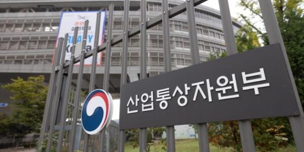 산업부 공무원들은 최근 3년간 2억 8,400만원의 외부 수입을 올렸으며, 이 과정에서 공무원 행동강령상 의무인 외부활동 수입 신고를 총 76건(9.2%) 누락한 것으로 드러났다. 2년 연속 권익위 청렴도 최하위를 기록했음에도 산업부는 2022년 이후 외부 수입 미신고 건에 대한 징계 처분을 사실상 중단하여, 권향엽 의원으로부터 강도 높은 전수조사와 특단의 대책 마련을 요구받았다.