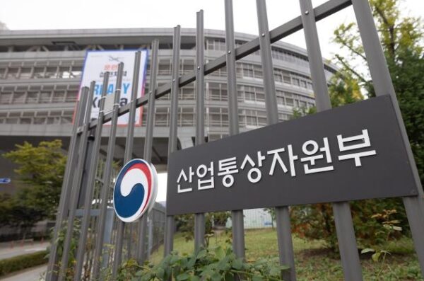 산업부 공무원들은 최근 3년간 2억 8,400만원의 외부 수입을 올렸으며, 이 과정에서 공무원 행동강령상 의무인 외부활동 수입 신고를 총 76건(9.2%) 누락한 것으로 드러났다. 2년 연속 권익위 청렴도 최하위를 기록했음에도 산업부는 2022년 이후 외부 수입 미신고 건에 대한 징계 처분을 사실상 중단하여, 권향엽 의원으로부터 강도 높은 전수조사와 특단의 대책 마련을 요구받았다.