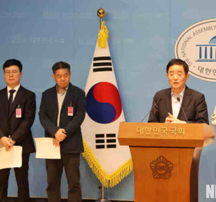 이랜드리테일의 불법파견 및 위장도급 의혹 관련해 국회에서 기자회견을 열고 이랜드 측의 책임을 촉구하는 강득구 더불어민주당 의원.