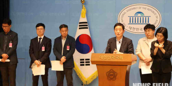 이랜드리테일의 불법파견 및 위장도급 의혹 관련해 국회에서 기자회견을 열고 이랜드 측의 책임을 촉구하는 강득구 더불어민주당 의원.