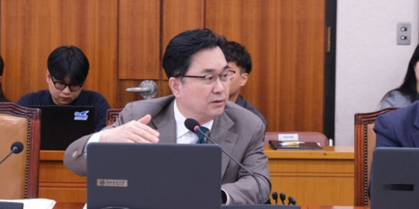 국회 중기부 국정감사에서 김종민 의원은 배달앱의 독과점 행태가 자영업자 수익을 악화시키고 있으며, 특히 수수료 조삼모사 꼼수와 광고 중심 알고리즘 횡포를 강하게 비판했다. 김 의원은 기울어진 운동장을 바로잡기 위해 민간 자율협약 대신 데이터와 약관을 통제할 수 있는 'K상생배달앱' 도입을 정책 대안으로 제시했다.