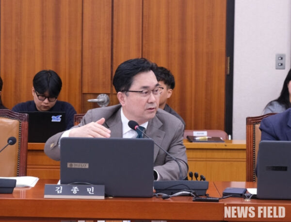 국회 중기부 국정감사에서 김종민 의원은 배달앱의 독과점 행태가 자영업자 수익을 악화시키고 있으며, 특히 수수료 조삼모사 꼼수와 광고 중심 알고리즘 횡포를 강하게 비판했다. 김 의원은 기울어진 운동장을 바로잡기 위해 민간 자율협약 대신 데이터와 약관을 통제할 수 있는 'K상생배달앱' 도입을 정책 대안으로 제시했다.