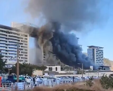 2025년 2월 14일 부산 기장군 반얀트리 호텔 신축공사장에서 불이 나 검은 연기가 치솟고 있다.