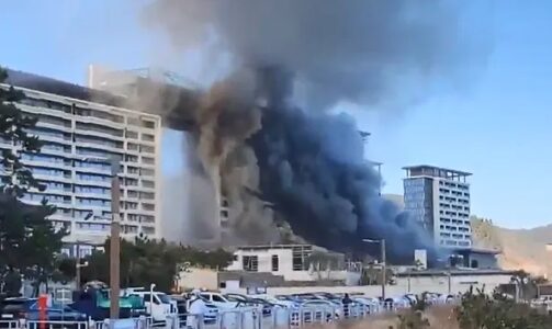 2025년 2월 14일 부산 기장군 반얀트리 호텔 신축공사장에서 불이 나 검은 연기가 치솟고 있다.