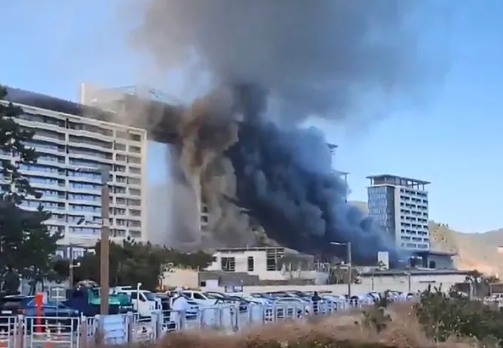 2025년 2월 14일 부산 기장군 반얀트리 호텔 신축공사장에서 불이 나 검은 연기가 치솟고 있다.