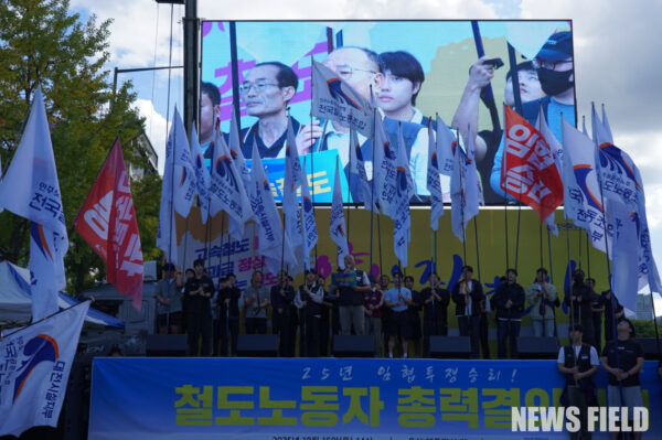 전국철도노동조합 조합원들이 16일 서울 용산 대통령실 앞에서 '철도노동자 총력결의대회'를 열고 고속철도 기관 통합과 성과급 정상화 등을 요구하며 구호를 외치고 있다.