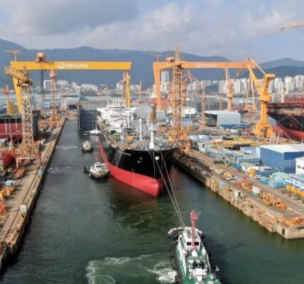 한화오션에서 시스템 비계 붕괴로 노동자가 사망하는 중대재해가 40여 일 만에 재발하면서, 전도 방지 보조 지지대(SUPPORT) 미설치, 작업 승인 절차 부재 등 원청의 형식적인 안전 시스템 운영 및 관리감독 부재가 핵심 논란으로 부각되었다. 금속노조와 민주노총은 이윤 추구로 인한 구조적 문제를 규탄하며 고용노동부와 사법부에 실질적 경영책임자 구속 수사를 강력히 촉구했다.