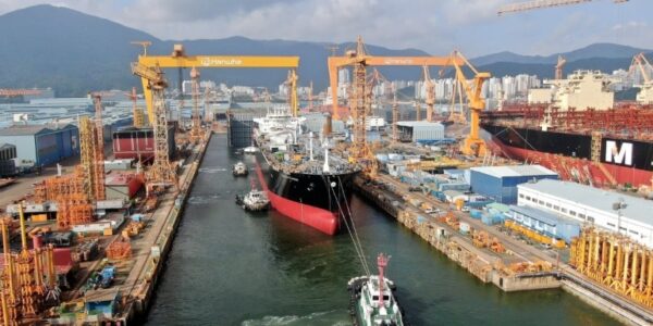 한화오션에서 시스템 비계 붕괴로 노동자가 사망하는 중대재해가 40여 일 만에 재발하면서, 전도 방지 보조 지지대(SUPPORT) 미설치, 작업 승인 절차 부재 등 원청의 형식적인 안전 시스템 운영 및 관리감독 부재가 핵심 논란으로 부각되었다. 금속노조와 민주노총은 이윤 추구로 인한 구조적 문제를 규탄하며 고용노동부와 사법부에 실질적 경영책임자 구속 수사를 강력히 촉구했다.