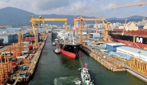 한화오션에서 시스템 비계 붕괴로 노동자가 사망하는 중대재해가 40여 일 만에 재발하면서, 전도 방지 보조 지지대(SUPPORT) 미설치, 작업 승인 절차 부재 등 원청의 형식적인 안전 시스템 운영 및 관리감독 부재가 핵심 논란으로 부각되었다. 금속노조와 민주노총은 이윤 추구로 인한 구조적 문제를 규탄하며 고용노동부와 사법부에 실질적 경영책임자 구속 수사를 강력히 촉구했다.