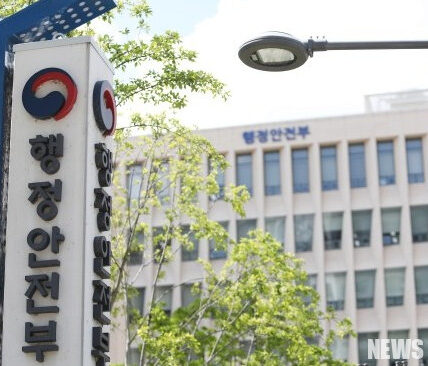 전국 지방자치단체의 전산직렬 공무원 4,549명 중 데이터직 공무원은 19명에 불과하며, AI 업무 담당 인력도 7.6%에 그쳐 AI 기반 행정 혁신을 위한 전문 인력 확보가 시급하다. 한병도 의원은 인력 부족 문제를 지적하며 데이터·AI 직무체계 개편과 광역 단위 공동정원제 도입을 제안했다.