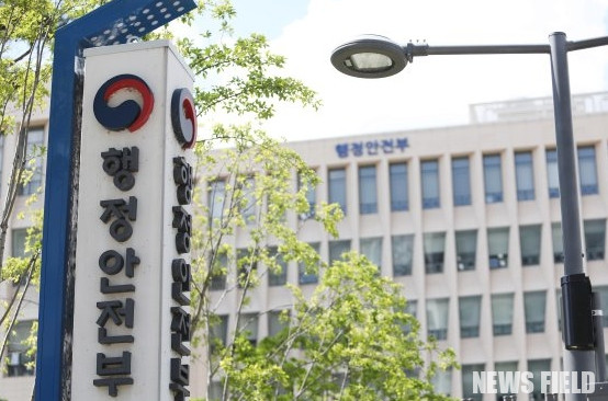 전국 지방자치단체의 전산직렬 공무원 4,549명 중 데이터직 공무원은 19명에 불과하며, AI 업무 담당 인력도 7.6%에 그쳐 AI 기반 행정 혁신을 위한 전문 인력 확보가 시급하다. 한병도 의원은 인력 부족 문제를 지적하며 데이터·AI 직무체계 개편과 광역 단위 공동정원제 도입을 제안했다.