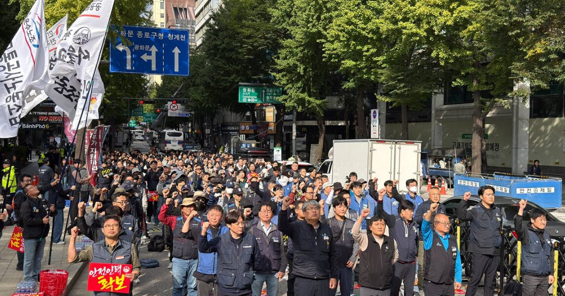 20일 오후 서울시청 동편 차로에서 전국철도지하철노조협의회 관계자들이 도시철도 공익서비스비용 국비보전을 위한 법률 개정 및 지원 확대를 촉구하는 대규모 집회를 열고 있다.