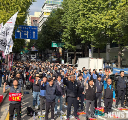 20일 오후 서울시청 동편 차로에서 전국철도지하철노조협의회 관계자들이 도시철도 공익서비스비용 국비보전을 위한 법률 개정 및 지원 확대를 촉구하는 대규모 집회를 열고 있다.