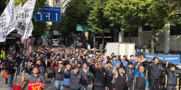 20일 오후 서울시청 동편 차로에서 전국철도지하철노조협의회 관계자들이 도시철도 공익서비스비용 국비보전을 위한 법률 개정 및 지원 확대를 촉구하는 대규모 집회를 열고 있다.