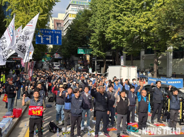 20일 오후 서울시청 동편 차로에서 전국철도지하철노조협의회 관계자들이 도시철도 공익서비스비용 국비보전을 위한 법률 개정 및 지원 확대를 촉구하는 대규모 집회를 열고 있다.