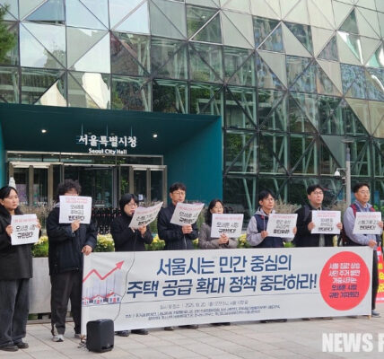 20일 서울시청 앞에서 오세훈 시장의 주택 공급 정책을 규탄하는 주거권네트워크 등 청년·세입자·주거시민단체 관계자들이 기자회견을 열었다. 오세훈 서울시의 주택 정책은 규제 완화와 민간 중심의 공급 확대에 치중하고 있어, 이로 인한 부동산 가격 상승과 세입자 주거 불안정 심화에 대한 우려가 커지고 있다.